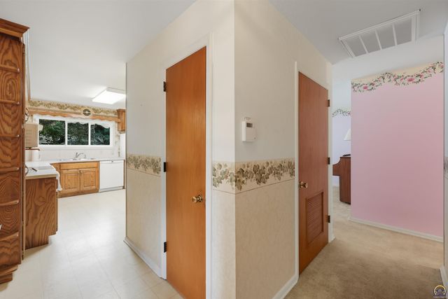 2707 SW Burnett RD, Topeka, KS 66614