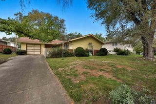 2707 SW Burnett RD, Topeka, KS 66614