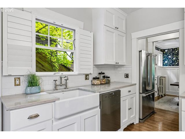 2352 Sw MARKET STREET Dr, Portland, OR 97201