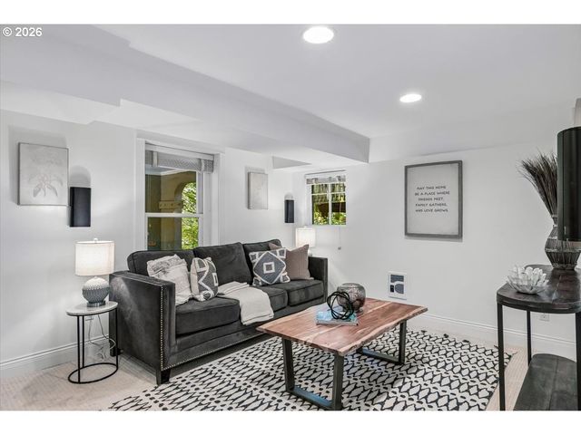 2352 Sw MARKET STREET Dr, Portland, OR 97201