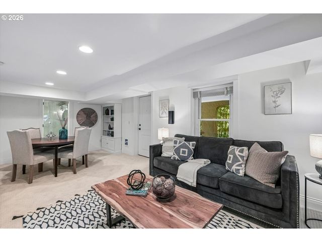 2352 Sw MARKET STREET Dr, Portland, OR 97201