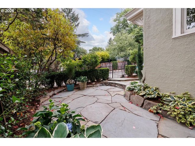 2352 Sw MARKET STREET Dr, Portland, OR 97201
