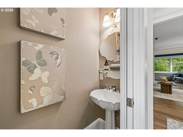 2352 Sw MARKET STREET Dr, Portland, OR 97201