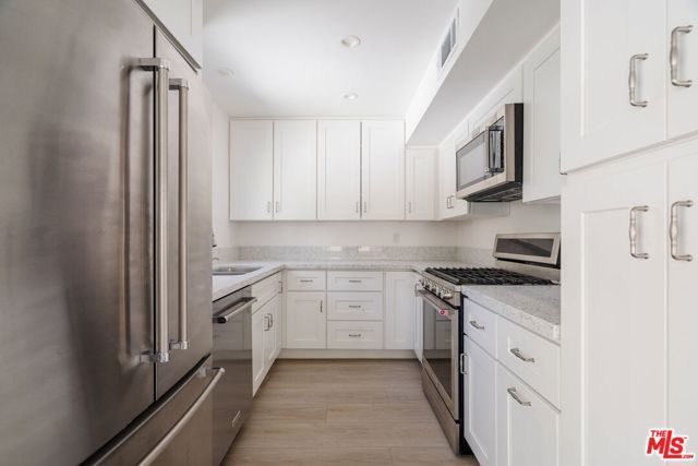 22125 Burbank Boulevard 7, Woodland Hills (los Angeles), CA 91367
