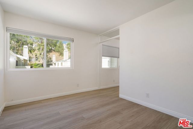 22125 Burbank Boulevard 7, Woodland Hills (los Angeles), CA 91367