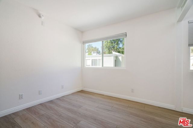 22125 Burbank Boulevard 7, Woodland Hills (los Angeles), CA 91367