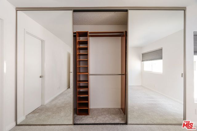 22125 Burbank Boulevard 7, Woodland Hills (los Angeles), CA 91367