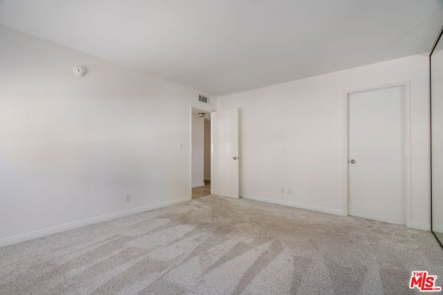 22125 Burbank Boulevard 7, Woodland Hills (los Angeles), CA 91367