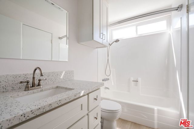 22125 Burbank Boulevard 7, Woodland Hills (los Angeles), CA 91367