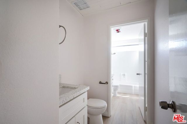 22125 Burbank Boulevard 7, Woodland Hills (los Angeles), CA 91367