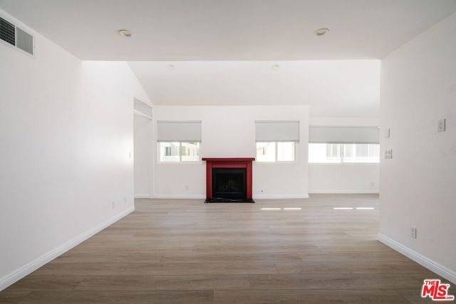 22125 Burbank Boulevard 7, Woodland Hills (los Angeles), CA 91367