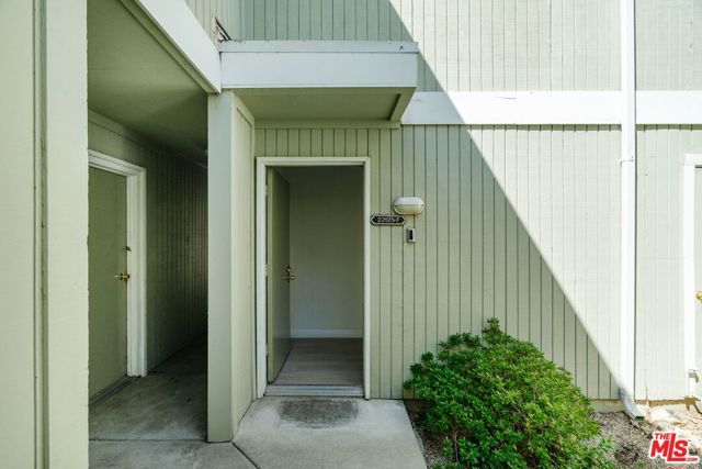 22125 Burbank Boulevard 7, Woodland Hills (los Angeles), CA 91367
