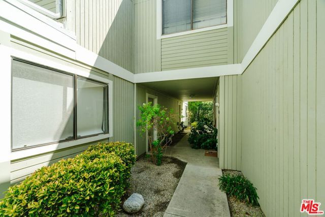 22125 Burbank Boulevard 7, Woodland Hills (los Angeles), CA 91367