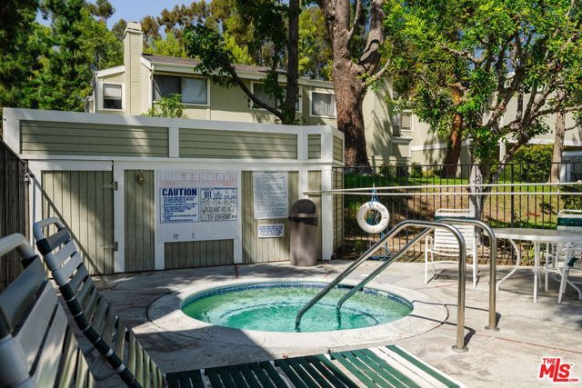 22125 Burbank Boulevard 7, Woodland Hills (los Angeles), CA 91367
