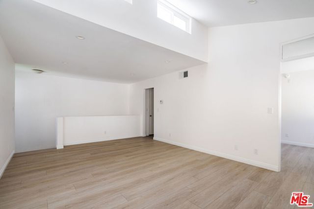 22125 Burbank Boulevard 7, Woodland Hills (los Angeles), CA 91367