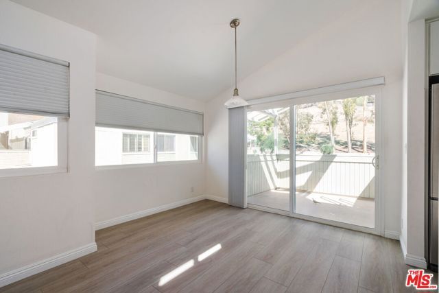22125 Burbank Boulevard 7, Woodland Hills (los Angeles), CA 91367