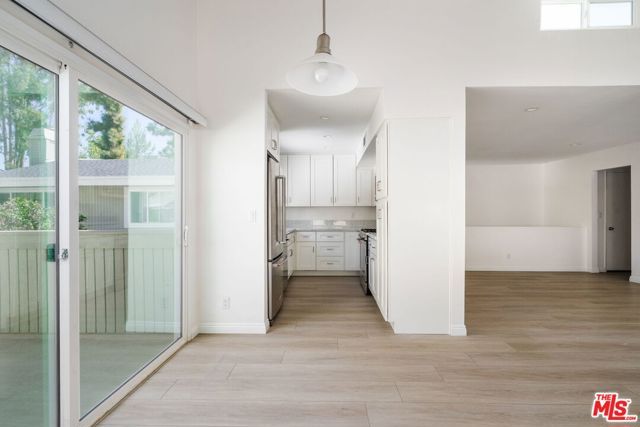 22125 Burbank Boulevard 7, Woodland Hills (los Angeles), CA 91367