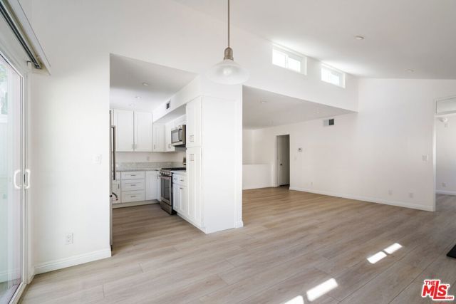 22125 Burbank Boulevard 7, Woodland Hills (los Angeles), CA 91367