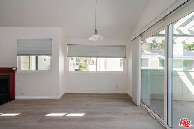 22125 Burbank Boulevard 7, Woodland Hills (los Angeles), CA 91367