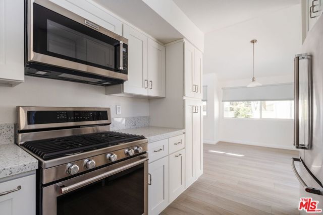 22125 Burbank Boulevard 7, Woodland Hills (los Angeles), CA 91367