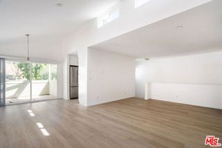 22125 Burbank Boulevard 7, Woodland Hills (los Angeles), CA 91367