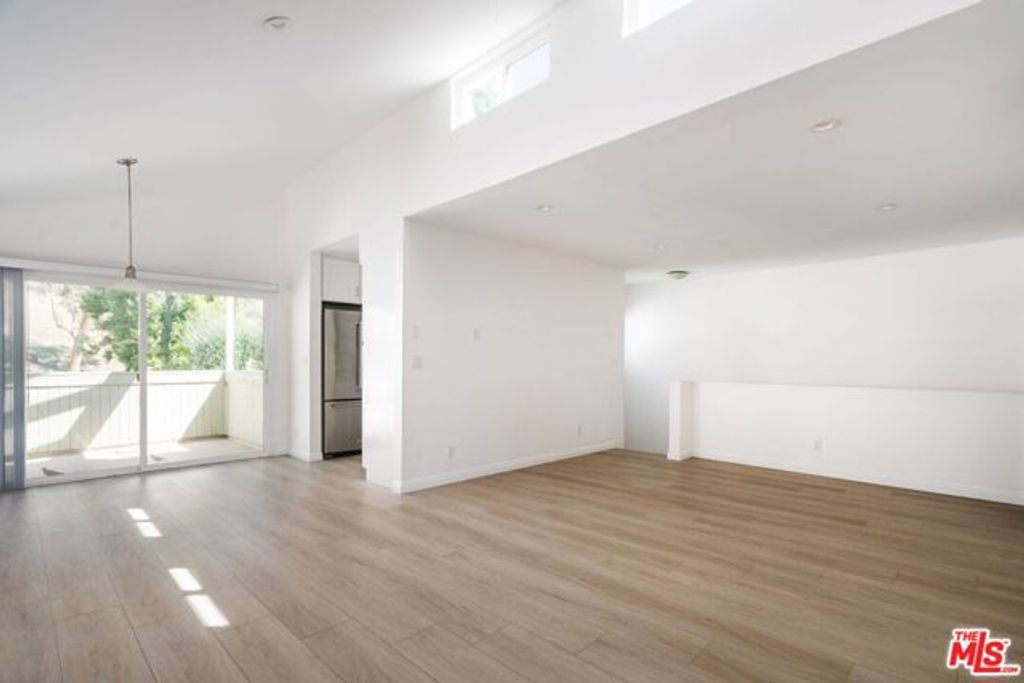 22125 Burbank Boulevard 7, Woodland Hills (los Angeles), CA 91367