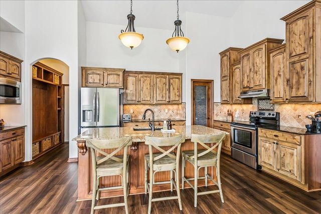 1315 S City View Cir, Wichita, KS 67235