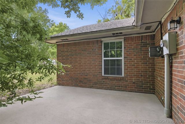 503 Quail Lake Drive, Henryetta, OK 74437