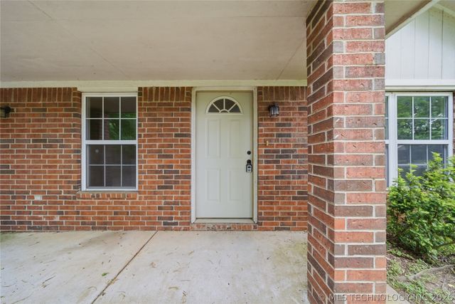 503 Quail Lake Drive, Henryetta, OK 74437