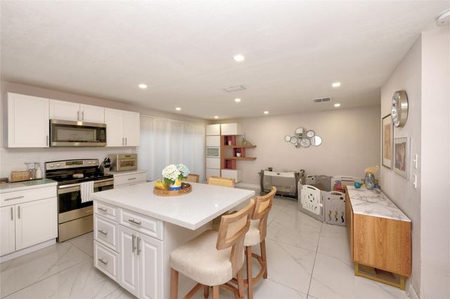 621 Lakeshore Terrace, Davie, FL 33325