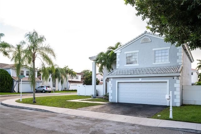 621 Lakeshore Terrace, Davie, FL 33325