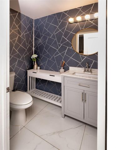 621 Lakeshore Terrace, Davie, FL 33325