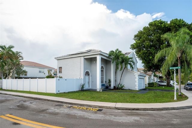 621 Lakeshore Terrace, Davie, FL 33325