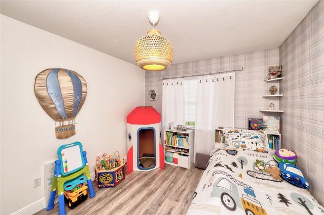 621 Lakeshore Terrace, Davie, FL 33325