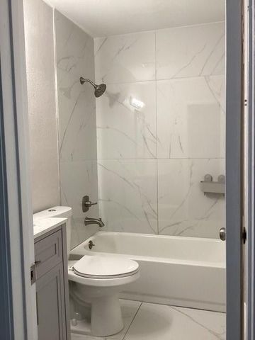 621 Lakeshore Terrace, Davie, FL 33325