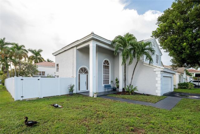 621 Lakeshore Terrace, Davie, FL 33325