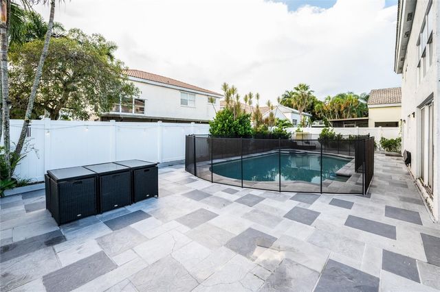 621 Lakeshore Terrace, Davie, FL 33325