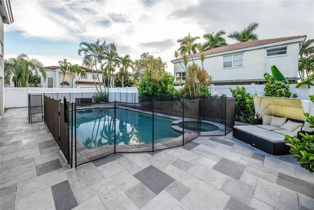 621 Lakeshore Terrace, Davie, FL 33325