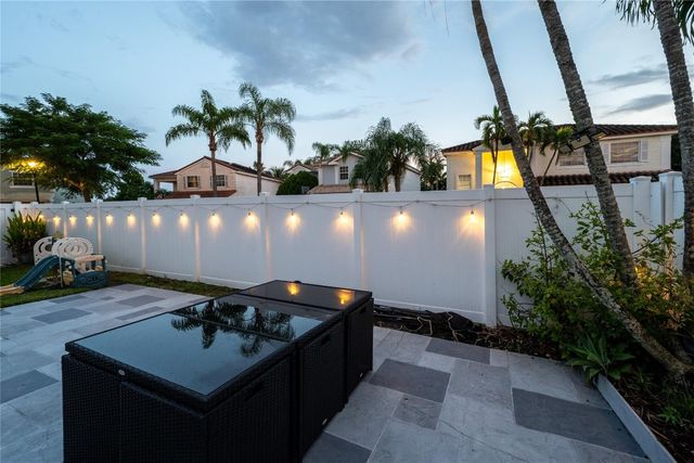 621 Lakeshore Terrace, Davie, FL 33325