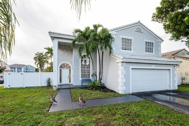 621 Lakeshore Terrace, Davie, FL 33325