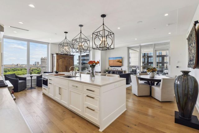 1111 W River Parkway 14E, Minneapolis, MN 55415