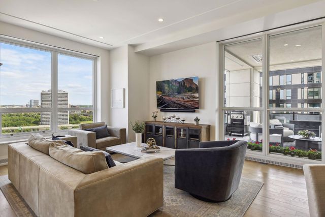 1111 W River Parkway 14E, Minneapolis, MN 55415