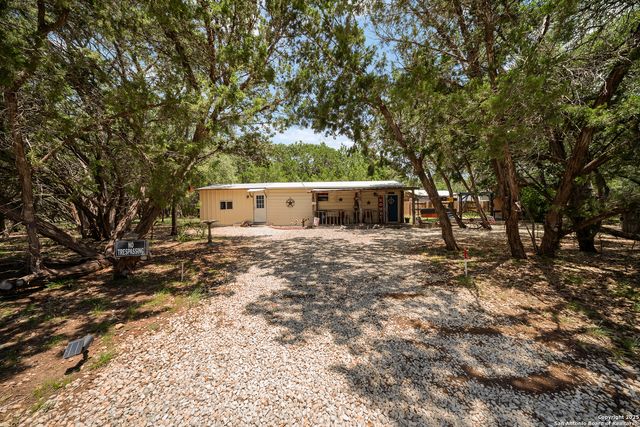 496 Cedarhill Dr., Bandera, TX 78003