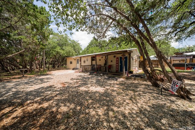 496 Cedarhill Dr., Bandera, TX 78003
