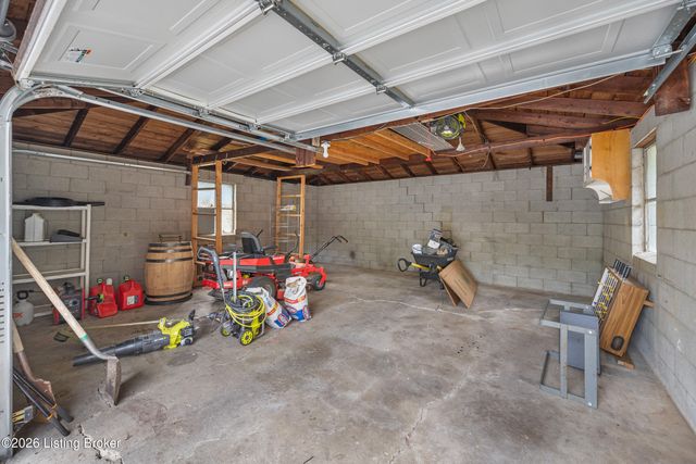 10113 Mary Dell Ln, Louisville, KY 40299