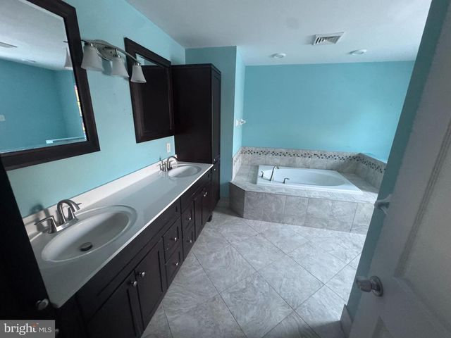 1 KENDALL CT, Marlton, NJ 08053