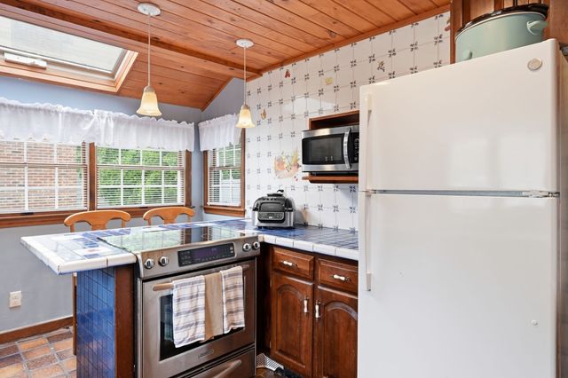 89 Abbott St, Springfield, MA 01118