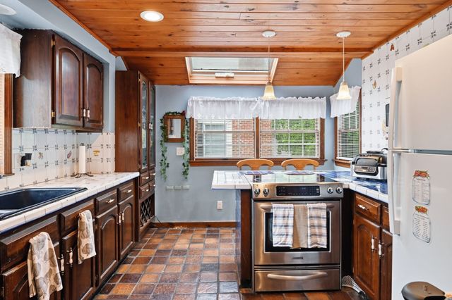 89 Abbott St, Springfield, MA 01118