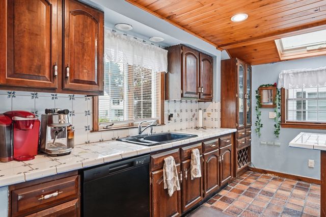 89 Abbott St, Springfield, MA 01118