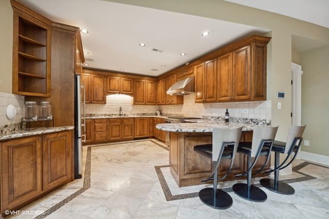 1900 Winnetka Avenue, Northfield, IL 60093